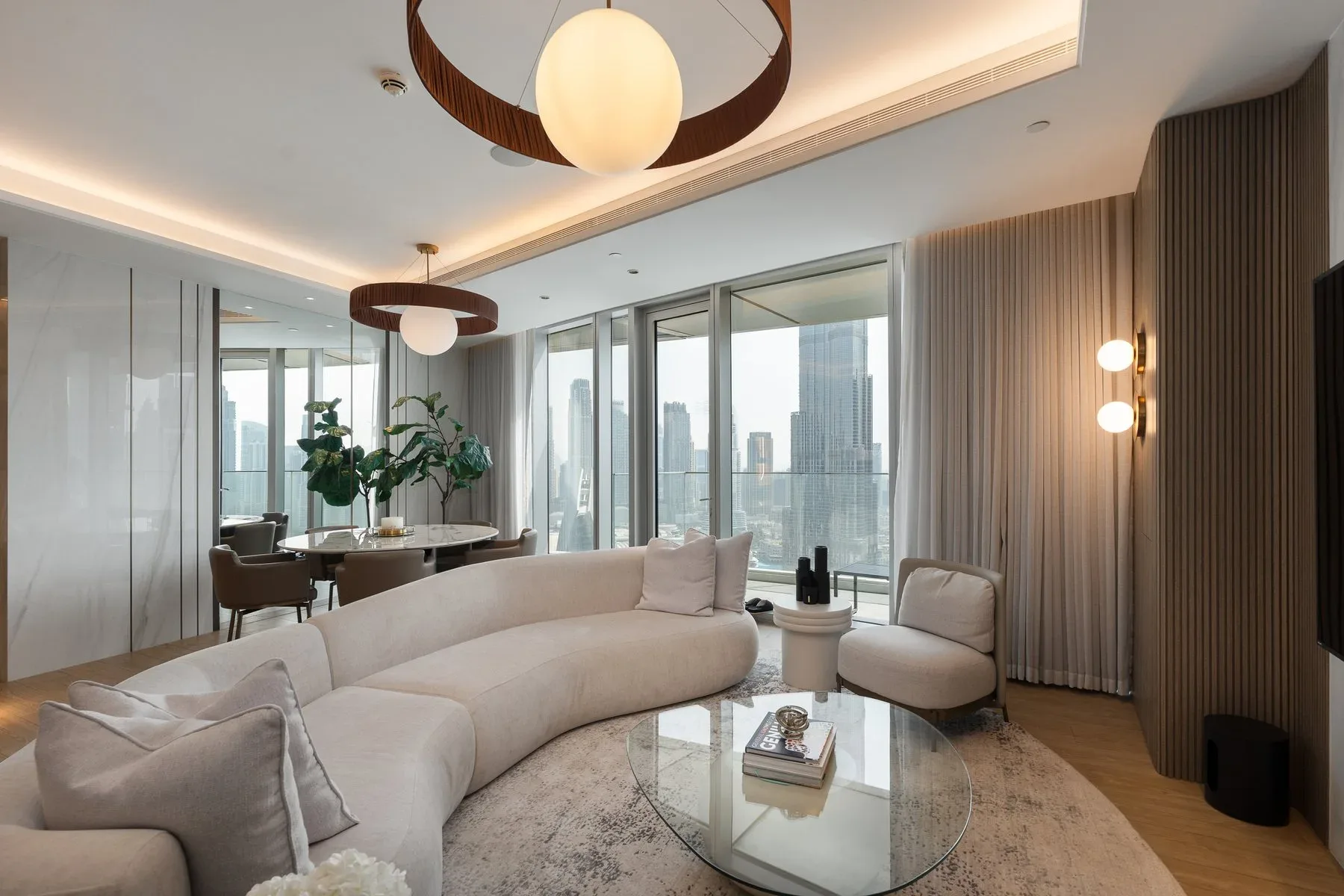 Elegant Sky View Residence in Heart of Downtown — photograph 2