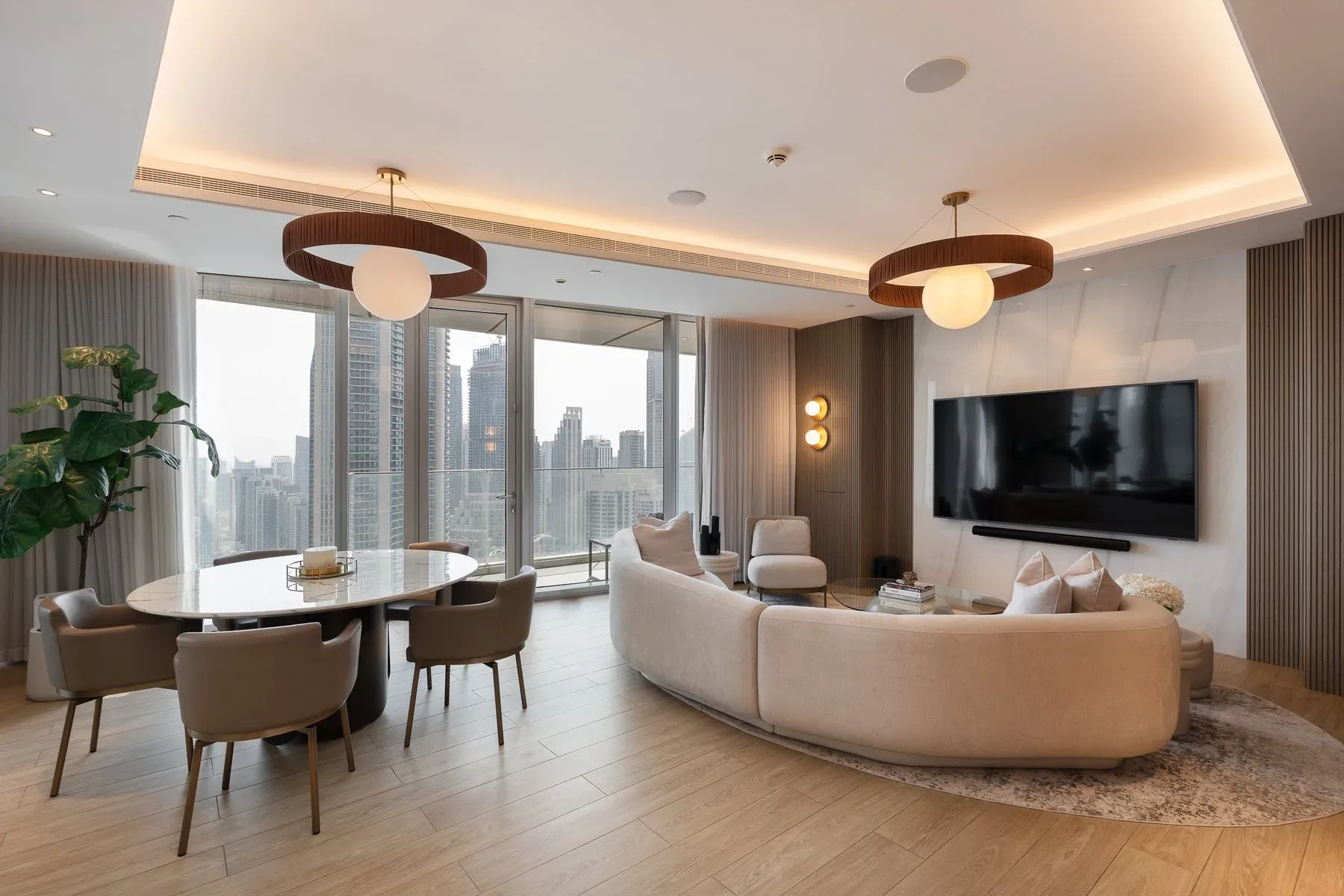 Elegant Sky View Residence in Heart of Downtown — photograph 1
