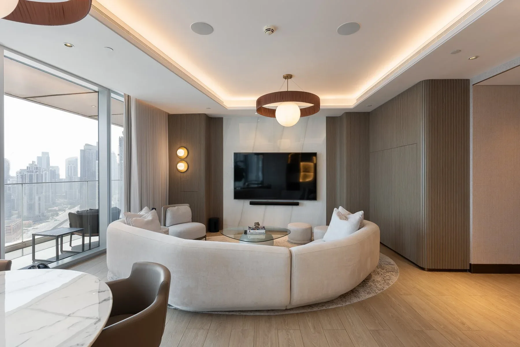 Elegant Sky View Residence in Heart of Downtown — photograph 6