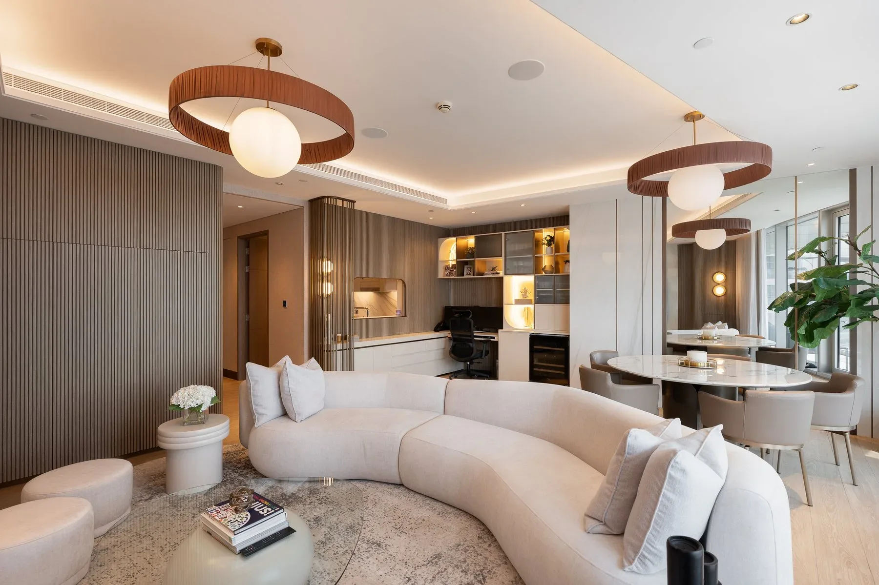 Elegant Sky View Residence in Heart of Downtown — photograph 4