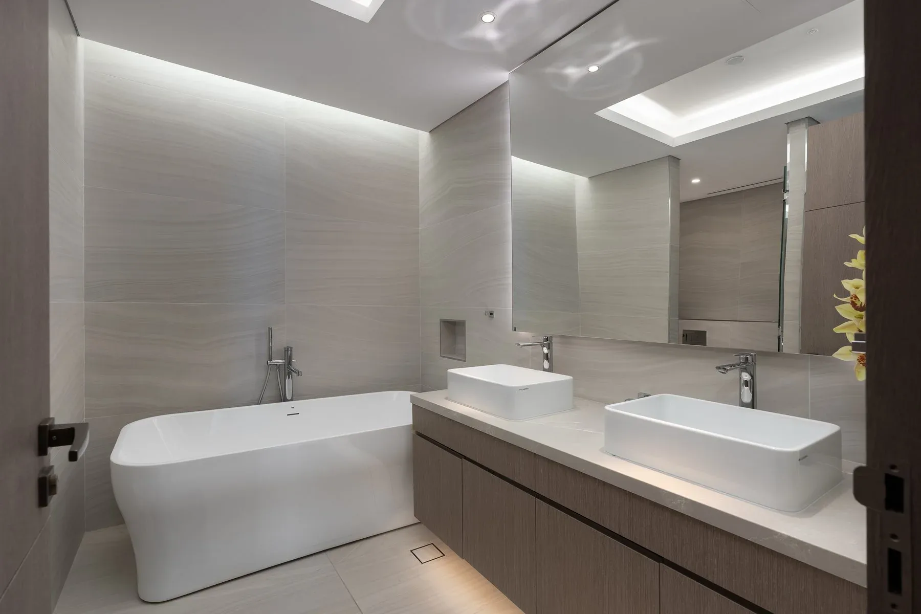 Elegant Sky View Residence in Heart of Downtown — photograph 9