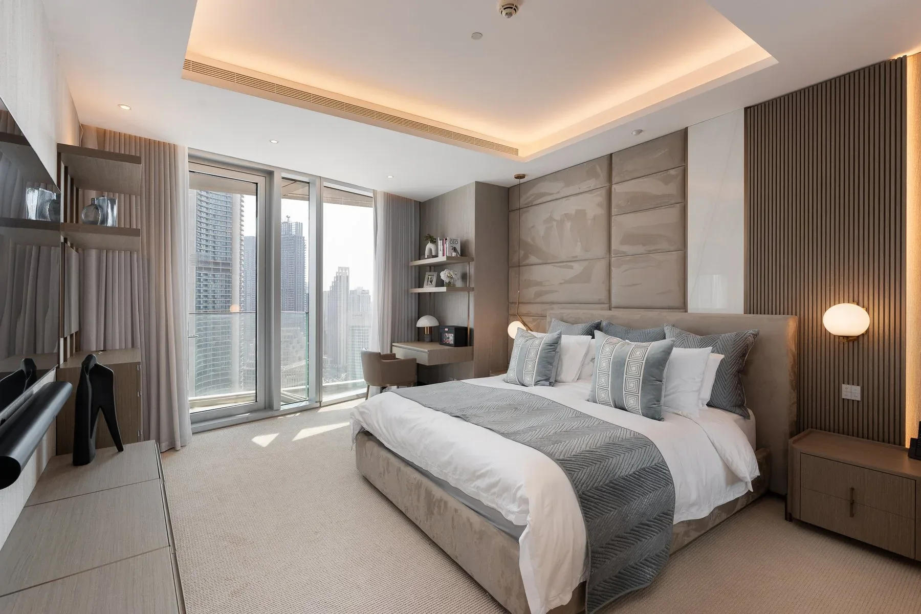Elegant Sky View Residence in Heart of Downtown — photograph 8