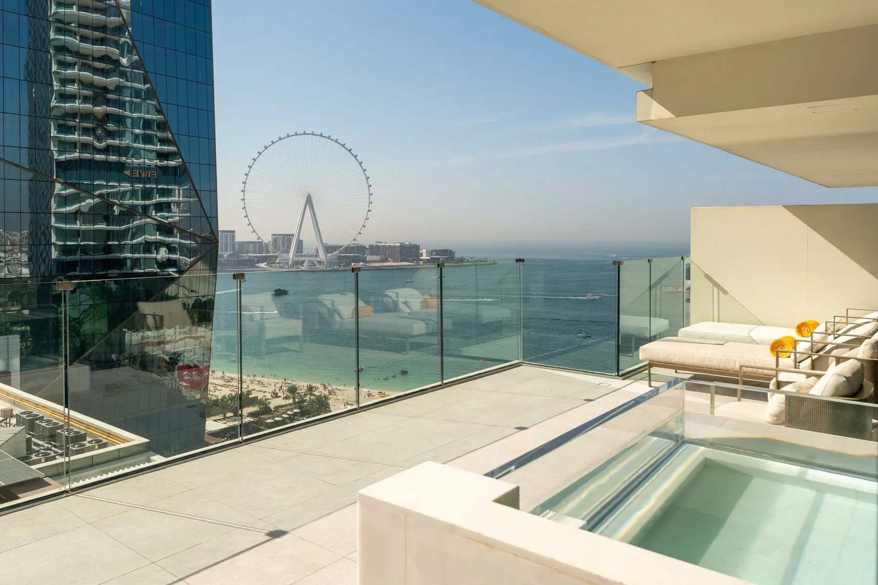 Refined Apartment with Full Sea View — photograph 1