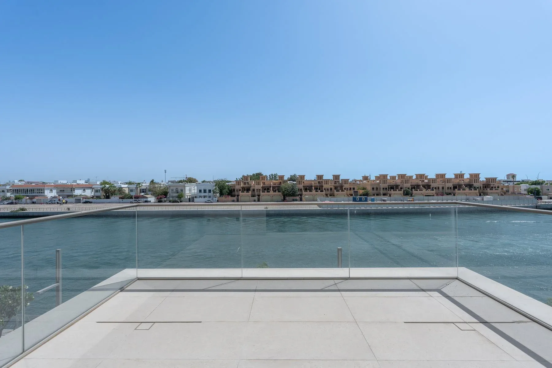 Modern Waterfront Duplex in Jumeirah — photograph 2