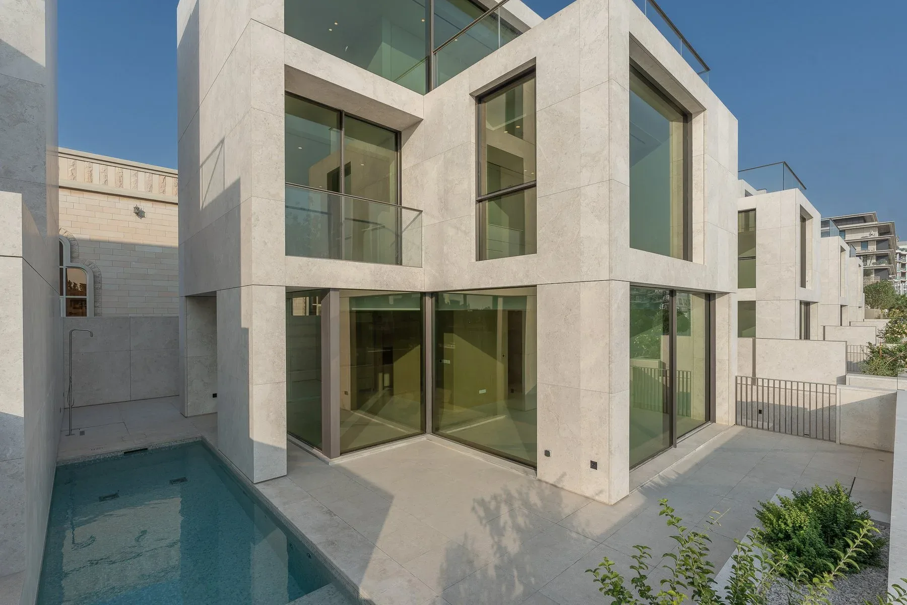 Modern Waterfront Duplex in Jumeirah — photograph 1