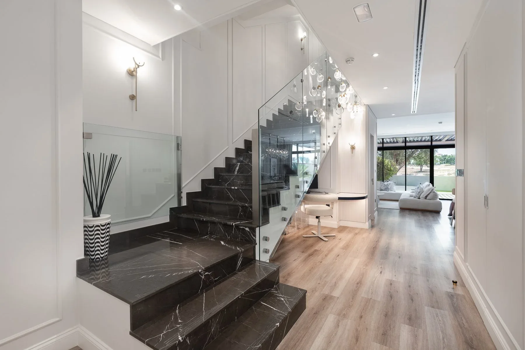 Upgraded Modern Villa With Custom Features in JGE — photograph 5