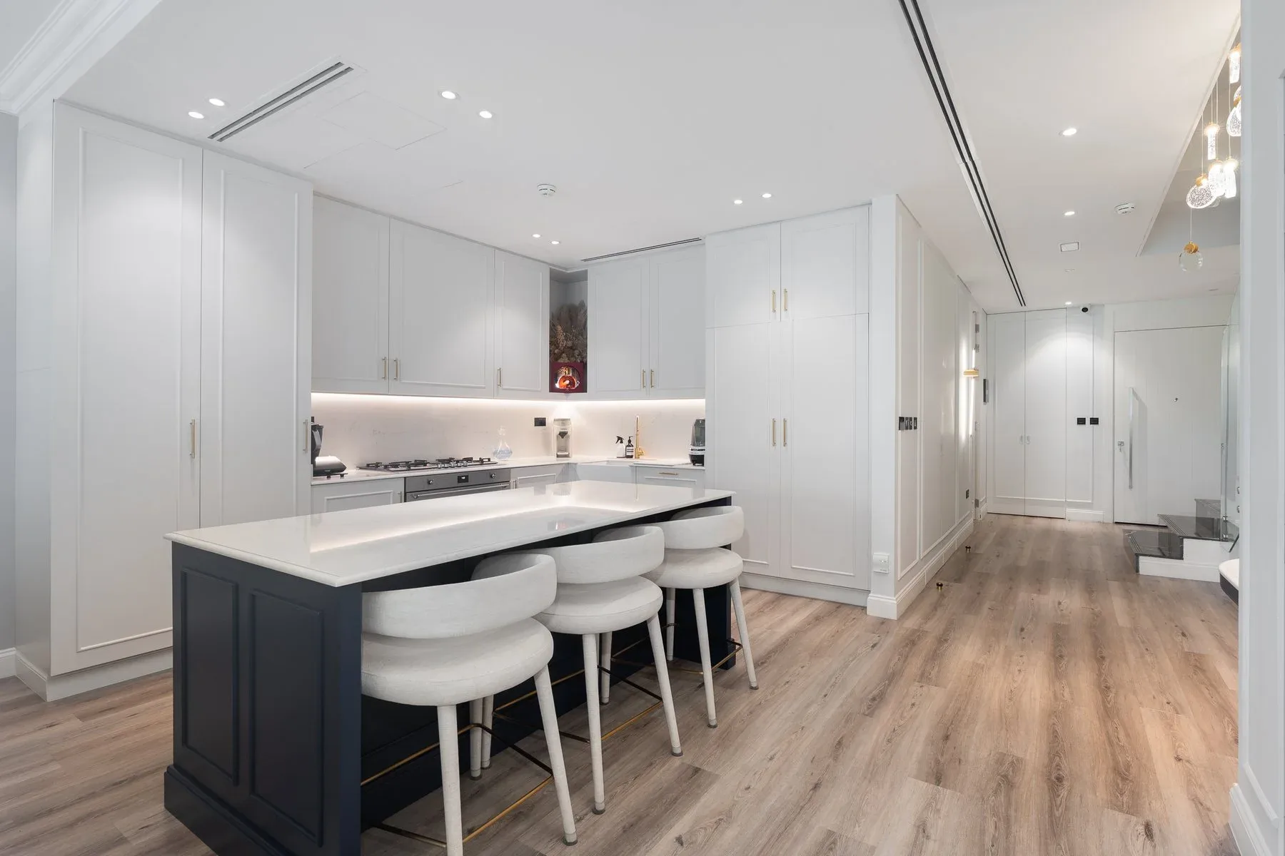 Upgraded Modern Villa With Custom Features in JGE — photograph 4