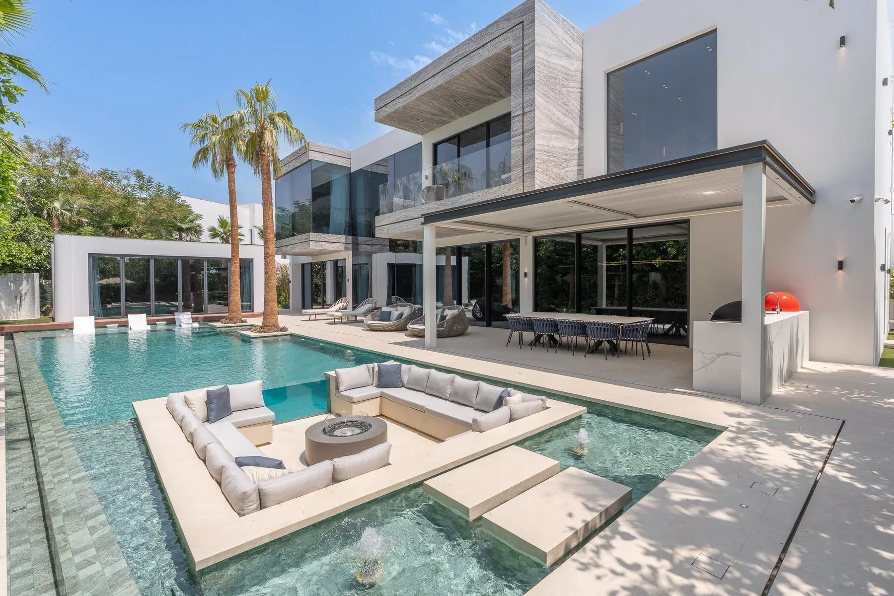 Outstanding Ready-to-Move Villa in Al Barari — photograph 1