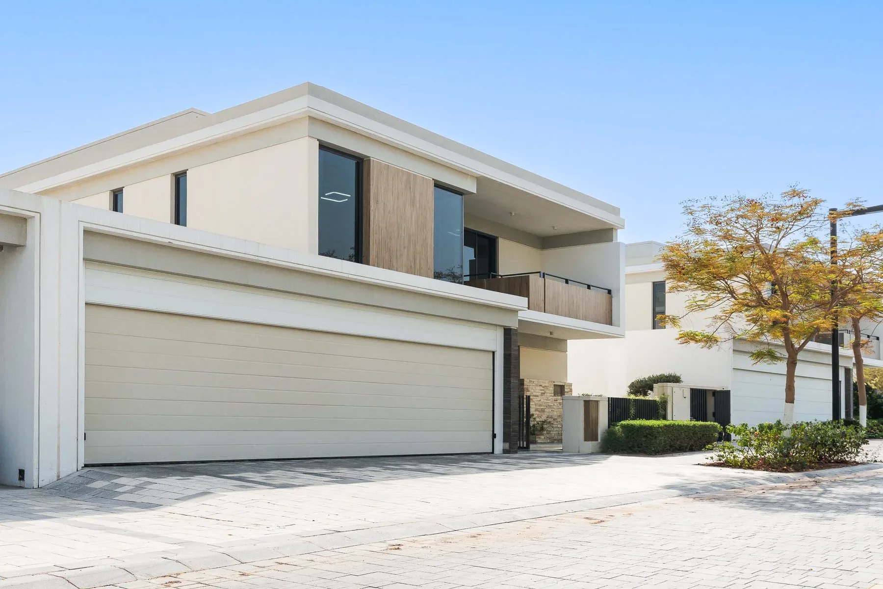 Vast Tilal Al Ghaf Villa with Elegant Upgrades — photograph 2