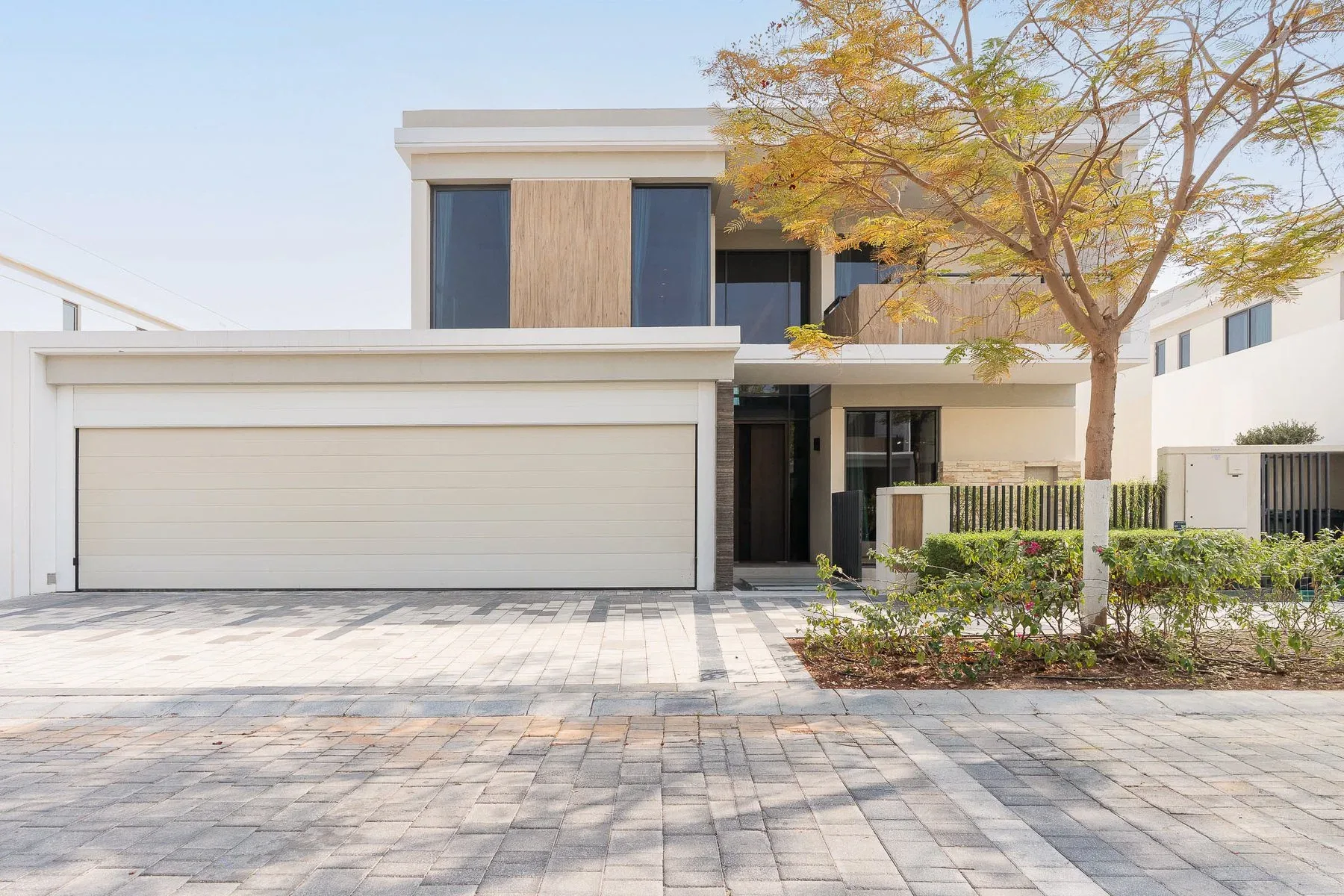 Vast Tilal Al Ghaf Villa with Elegant Upgrades — photograph 1
