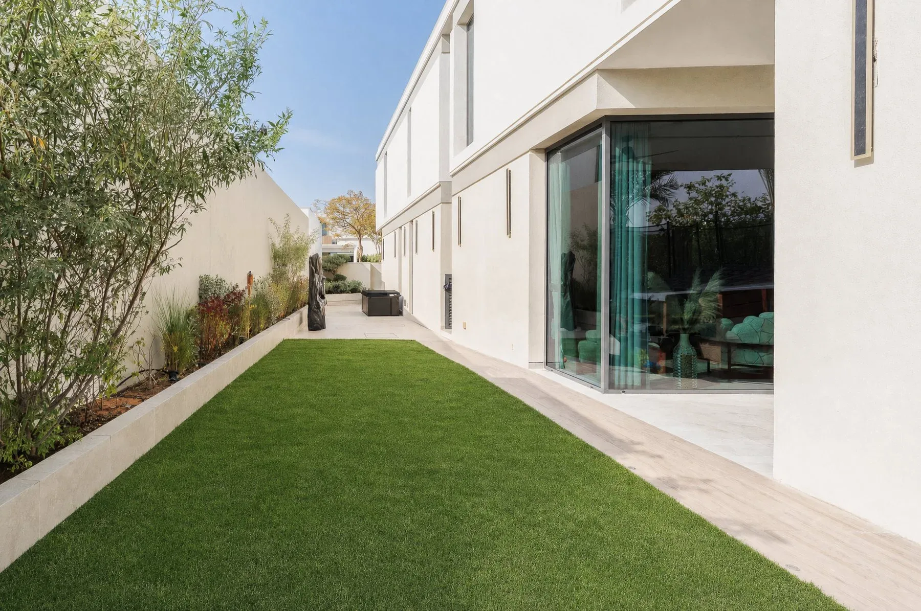Vast Tilal Al Ghaf Villa with Elegant Upgrades — photograph 4