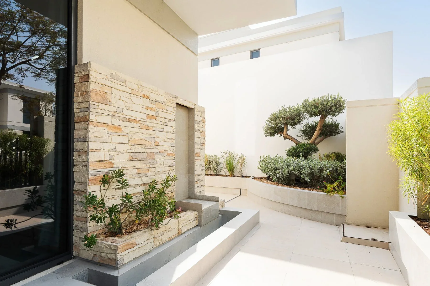 Vast Tilal Al Ghaf Villa with Elegant Upgrades — photograph 7
