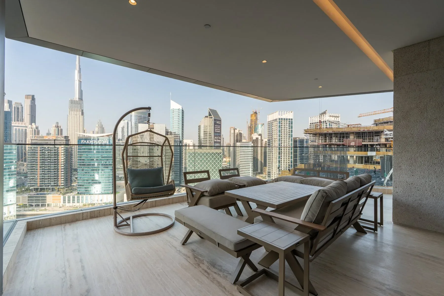 Spectacular Apartment With Burj Khalifa Views — photograph 1