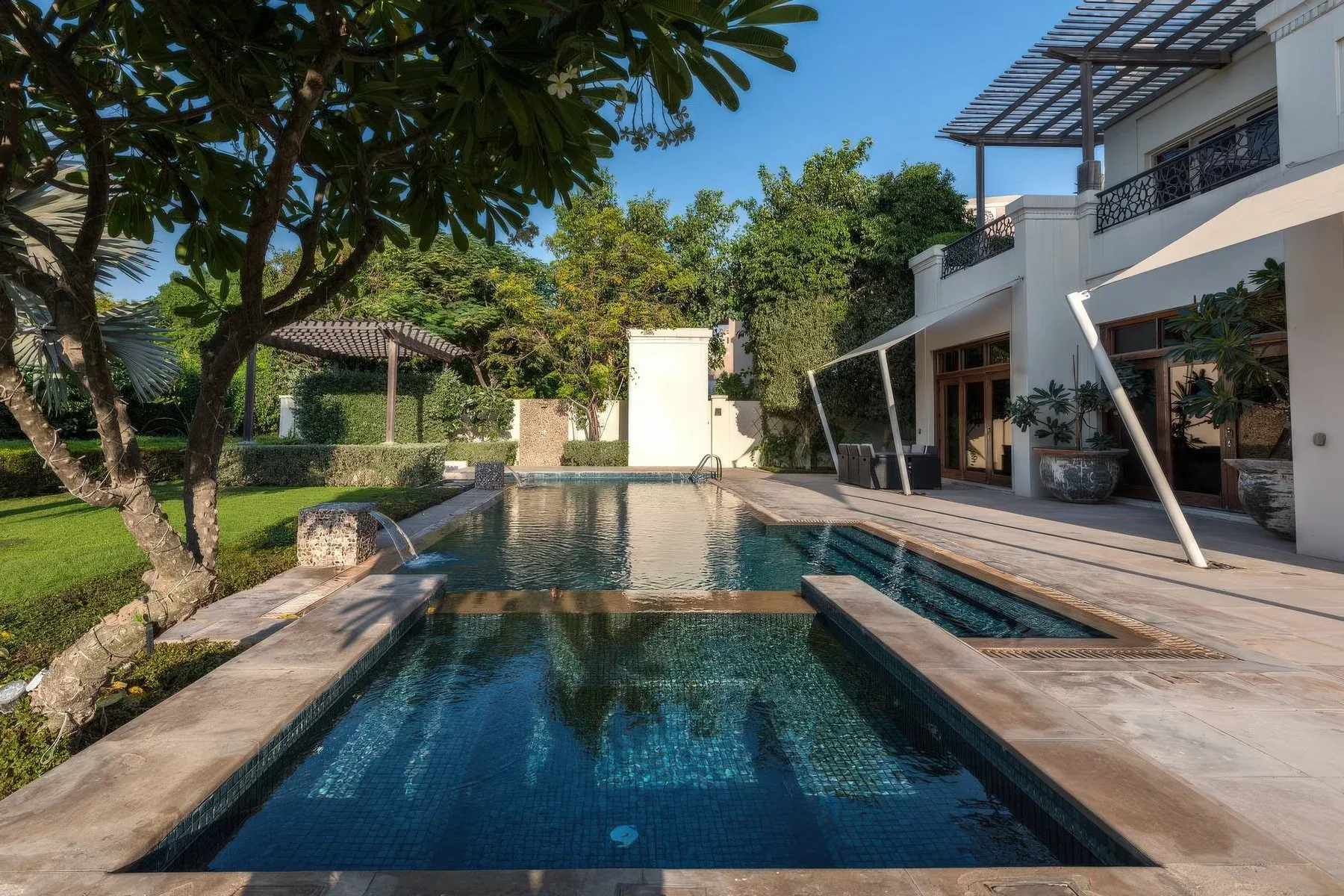 Bromellia Villa with Extended Plot in Al Barari — photograph 3