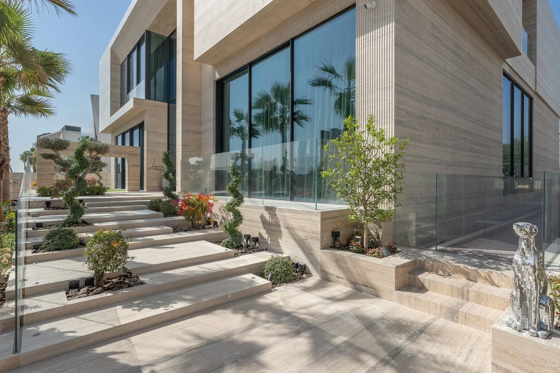 One-of-a-Kind Villa in Emerald Hills — photograph 2