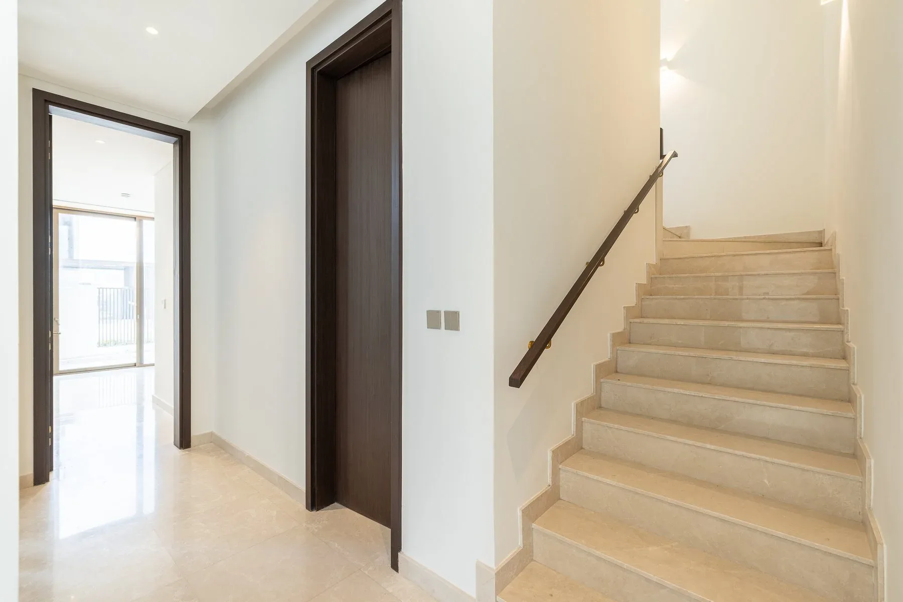 Meticulously-Crafted Corner Villa — photograph 9