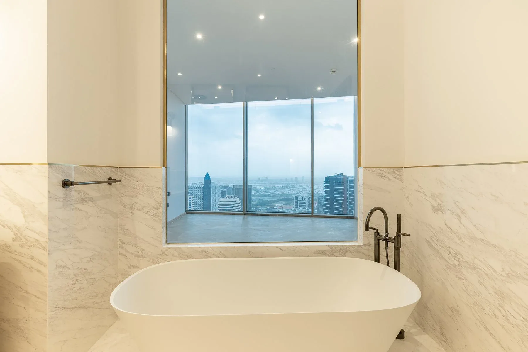 Brand New Contemporary Apartment In Business Bay — photograph 9