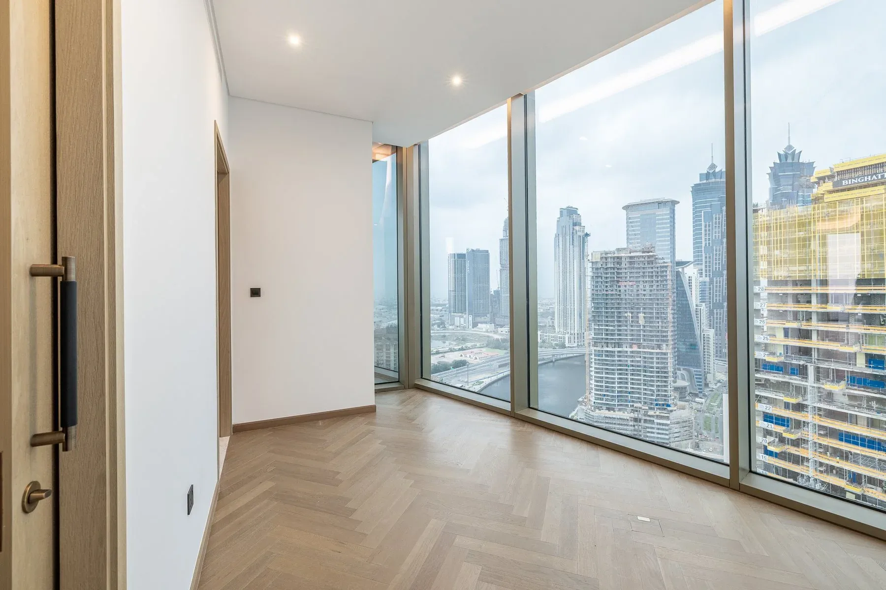 Brand New Contemporary Apartment In Business Bay — photograph 8