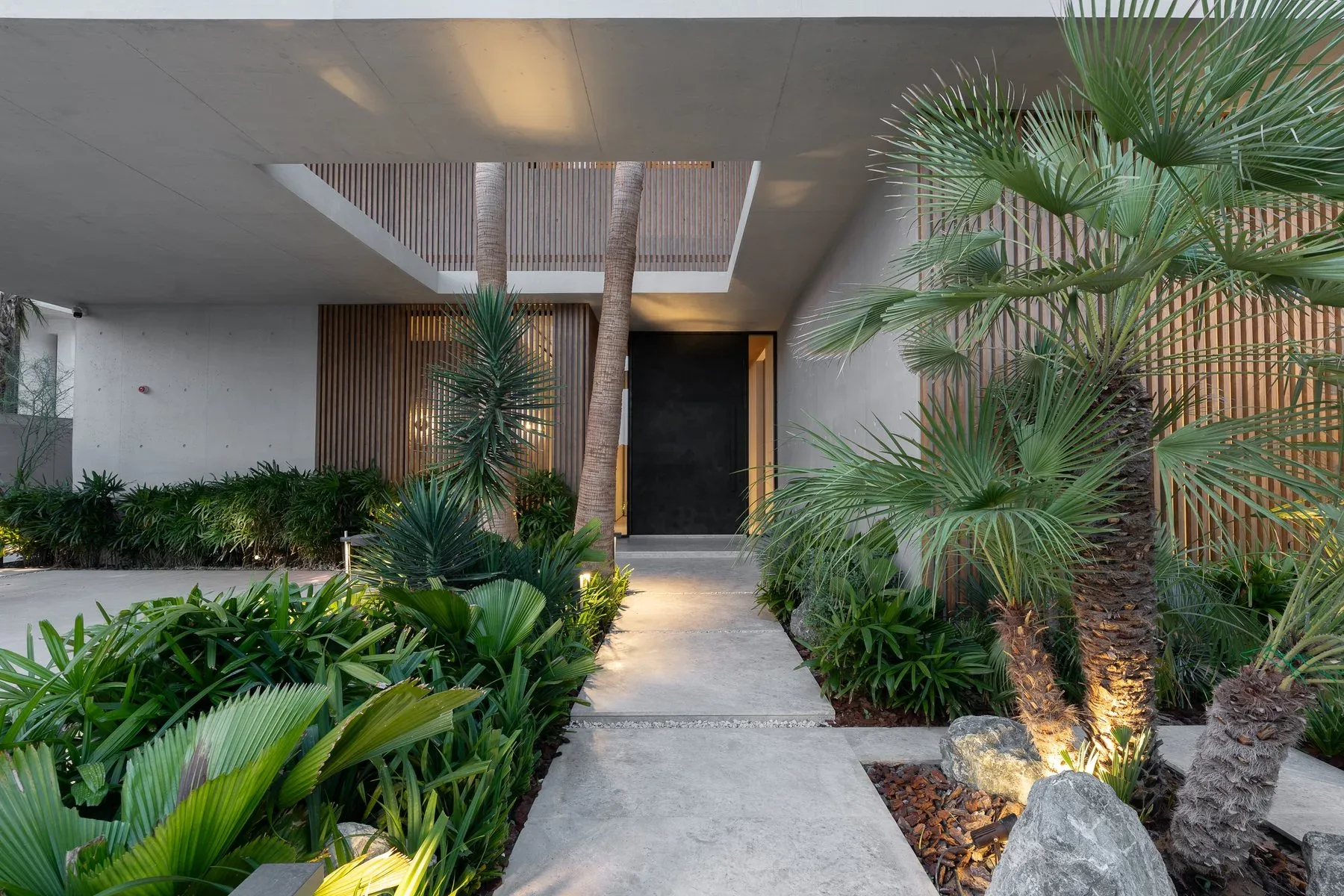Breathtaking Ready-To-Move Home in Jumeirah — photograph 2