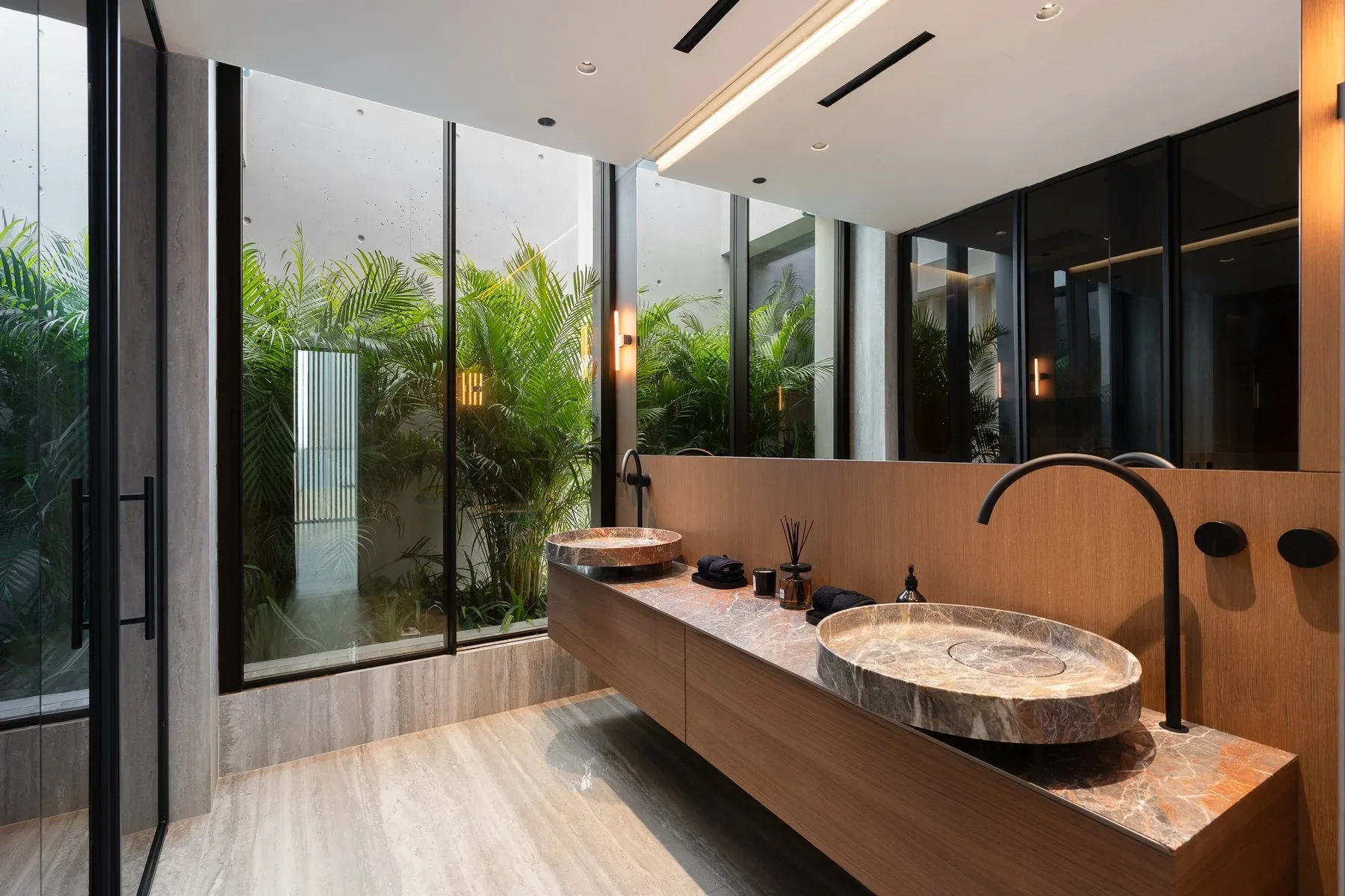 Breathtaking Ready-To-Move Home in Jumeirah — photograph 9