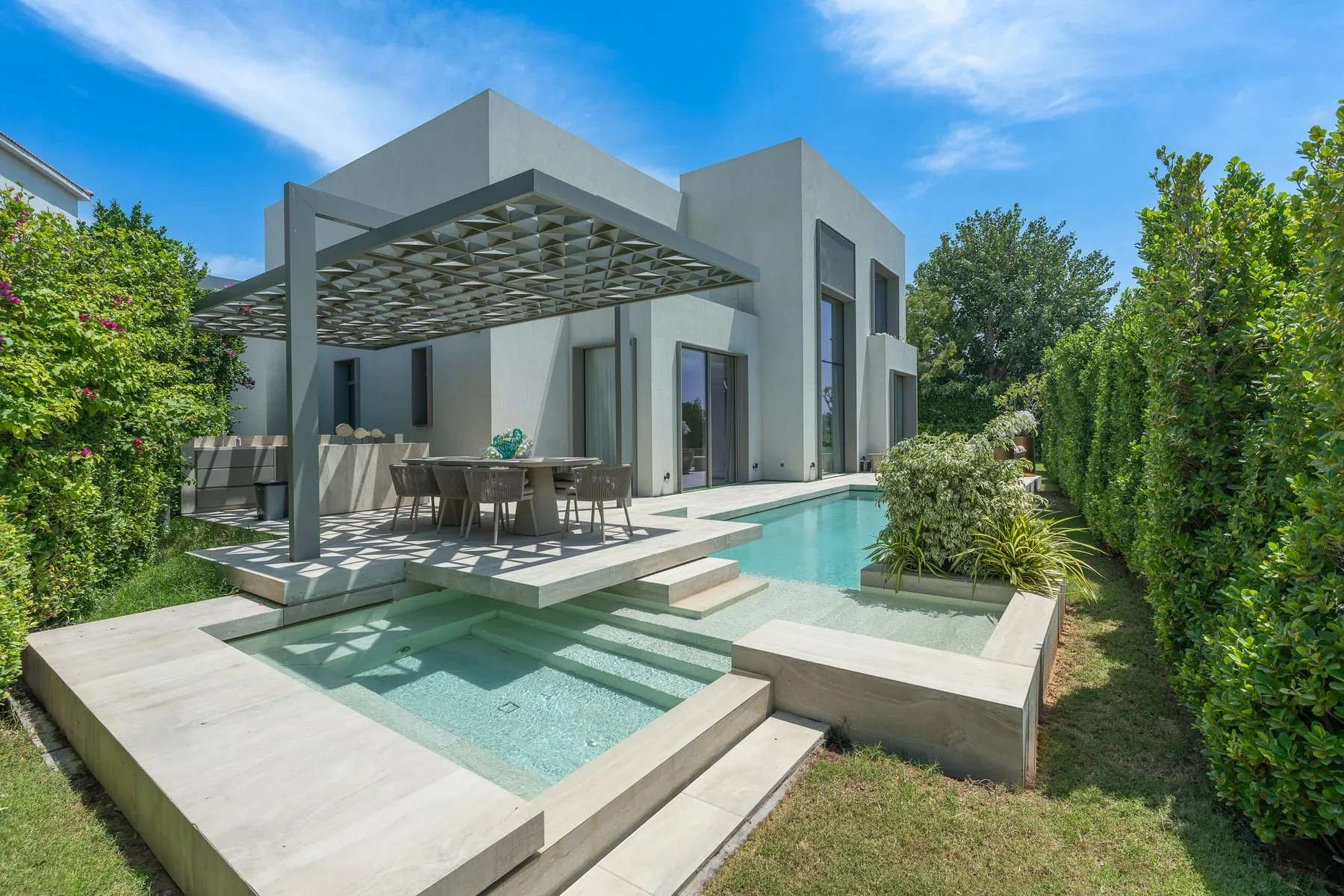 Stunning Lakefront Villa in Jumeirah Islands — photograph 1