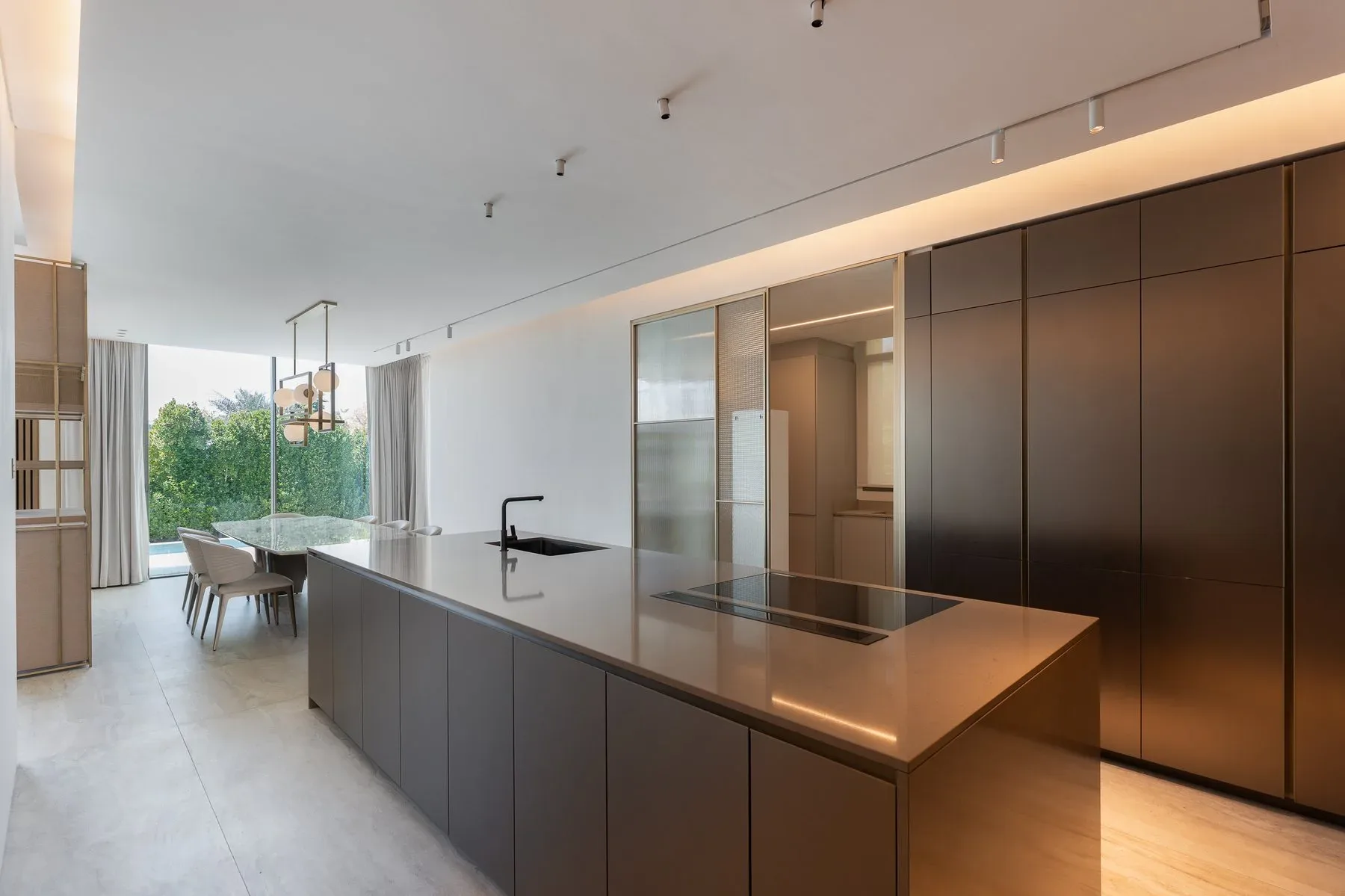 Stunning Lakefront Villa in Jumeirah Islands — photograph 5