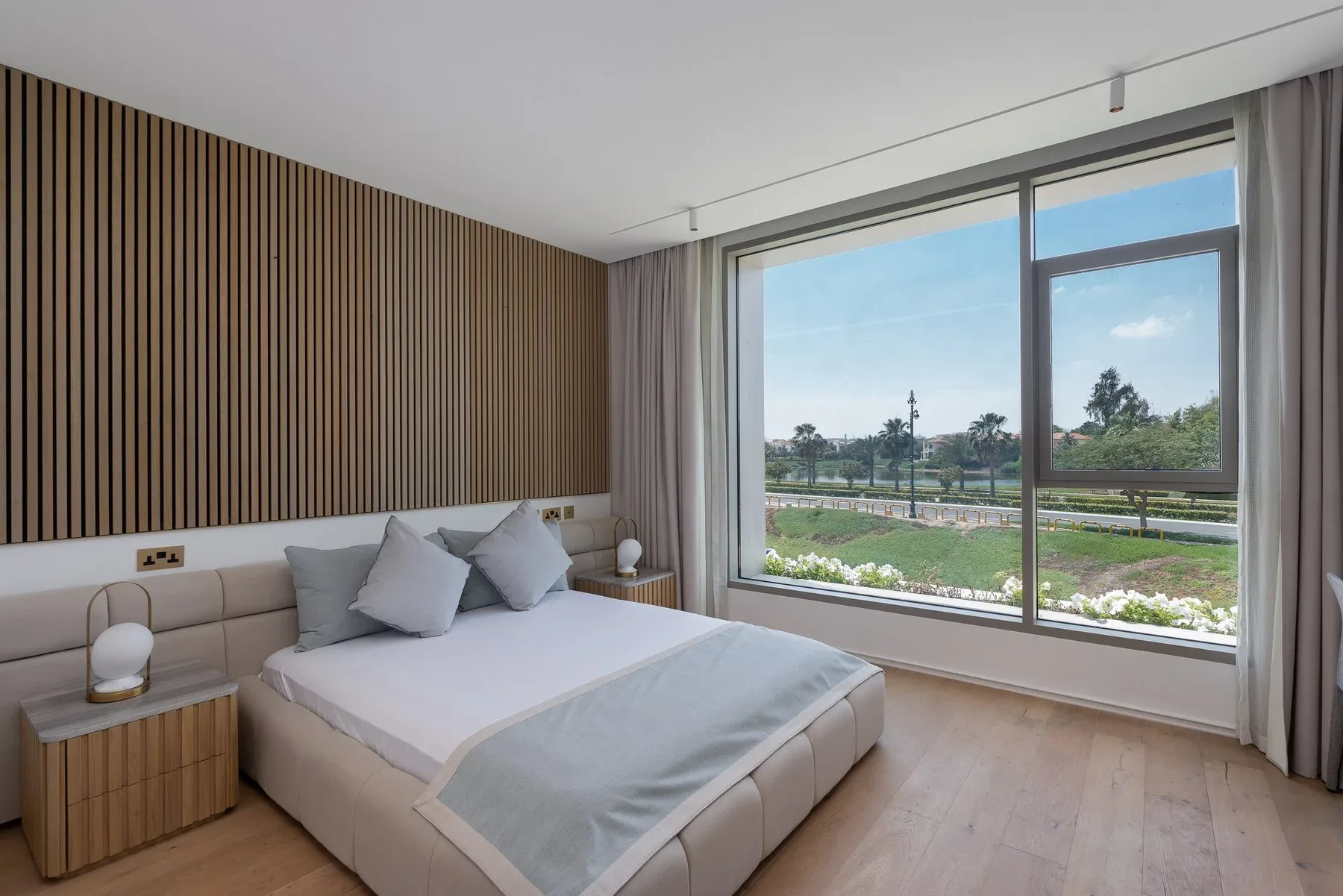 Stunning Lakefront Villa in Jumeirah Islands — photograph 9