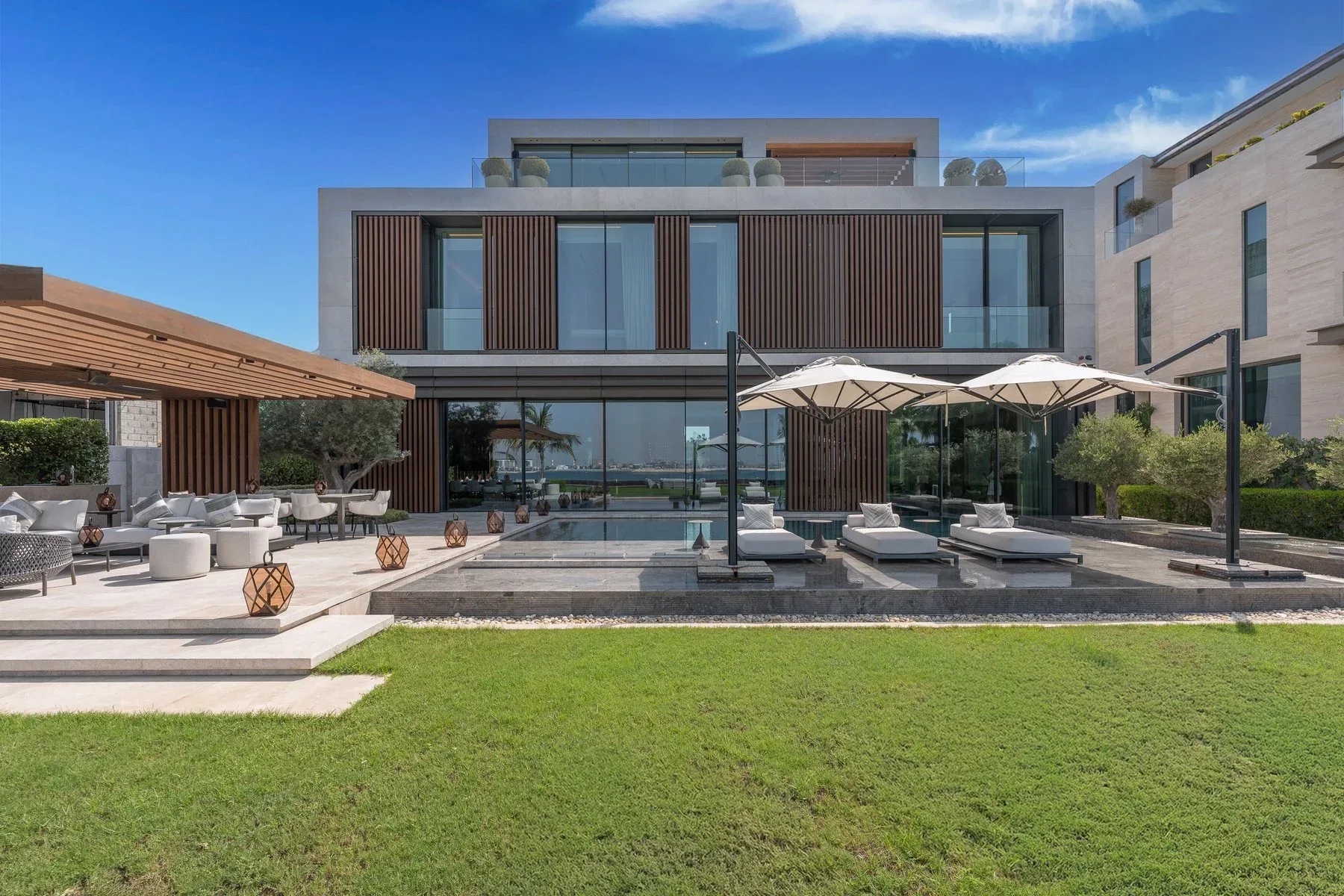 Modern Villa With Sea Views on Jumeirah Bay Island — photograph 1