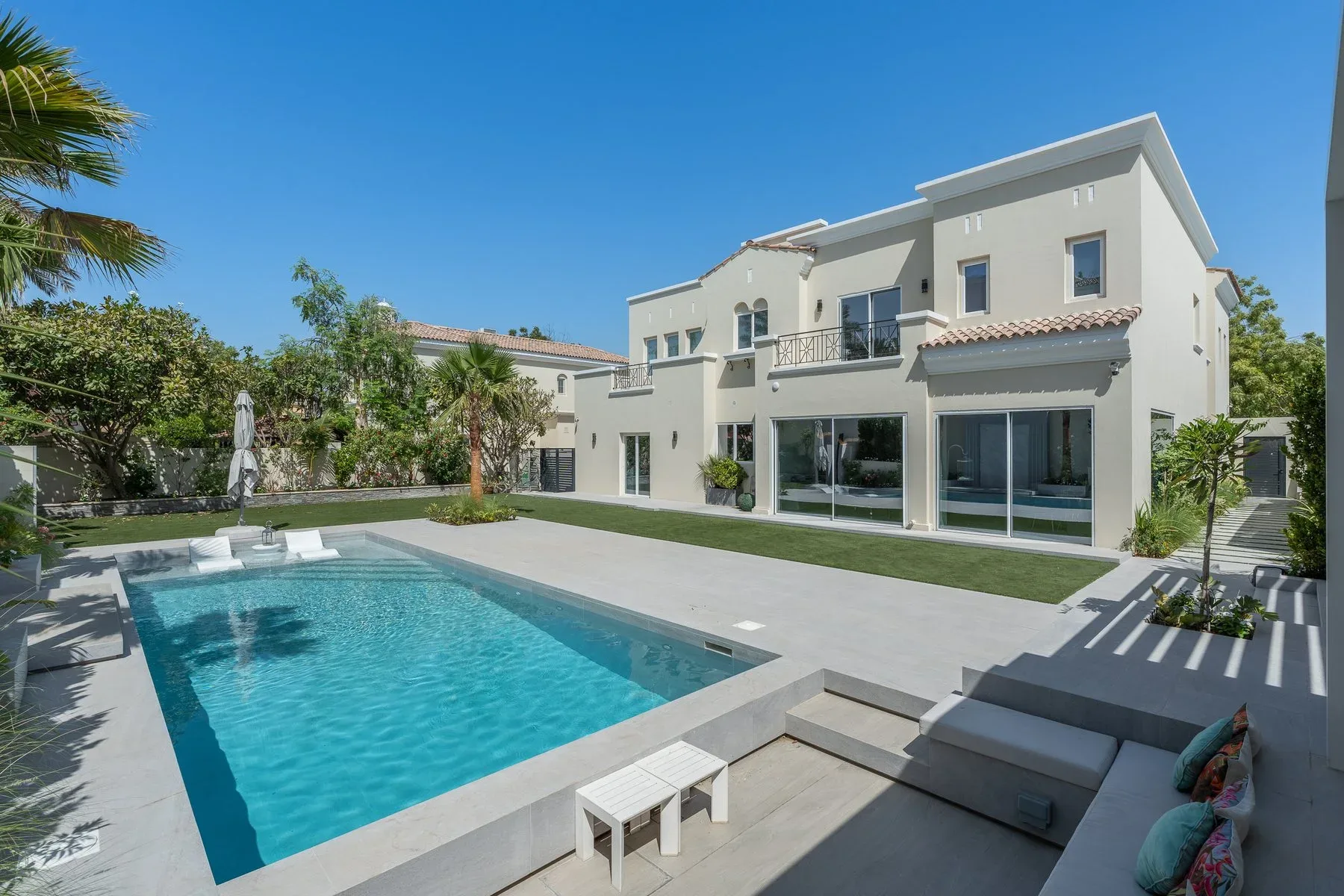 Sleek Villa in Arabian Ranches — photograph 2