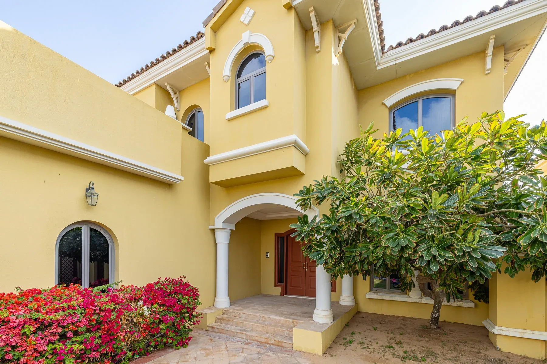 Waterfront Palm Jumeirah Villa Overlooking Skyline — photograph 2