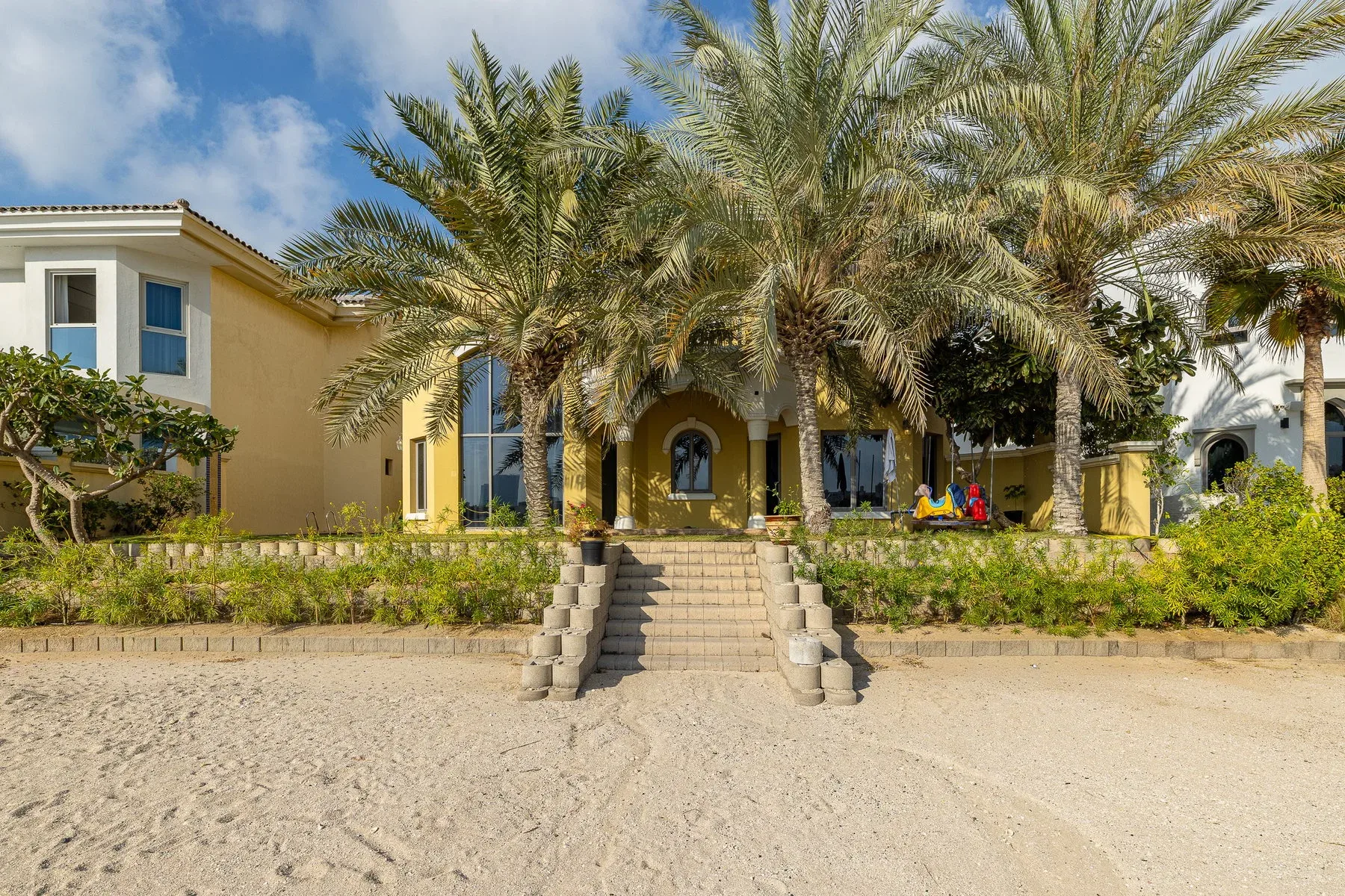 Waterfront Palm Jumeirah Villa Overlooking Skyline — photograph 1