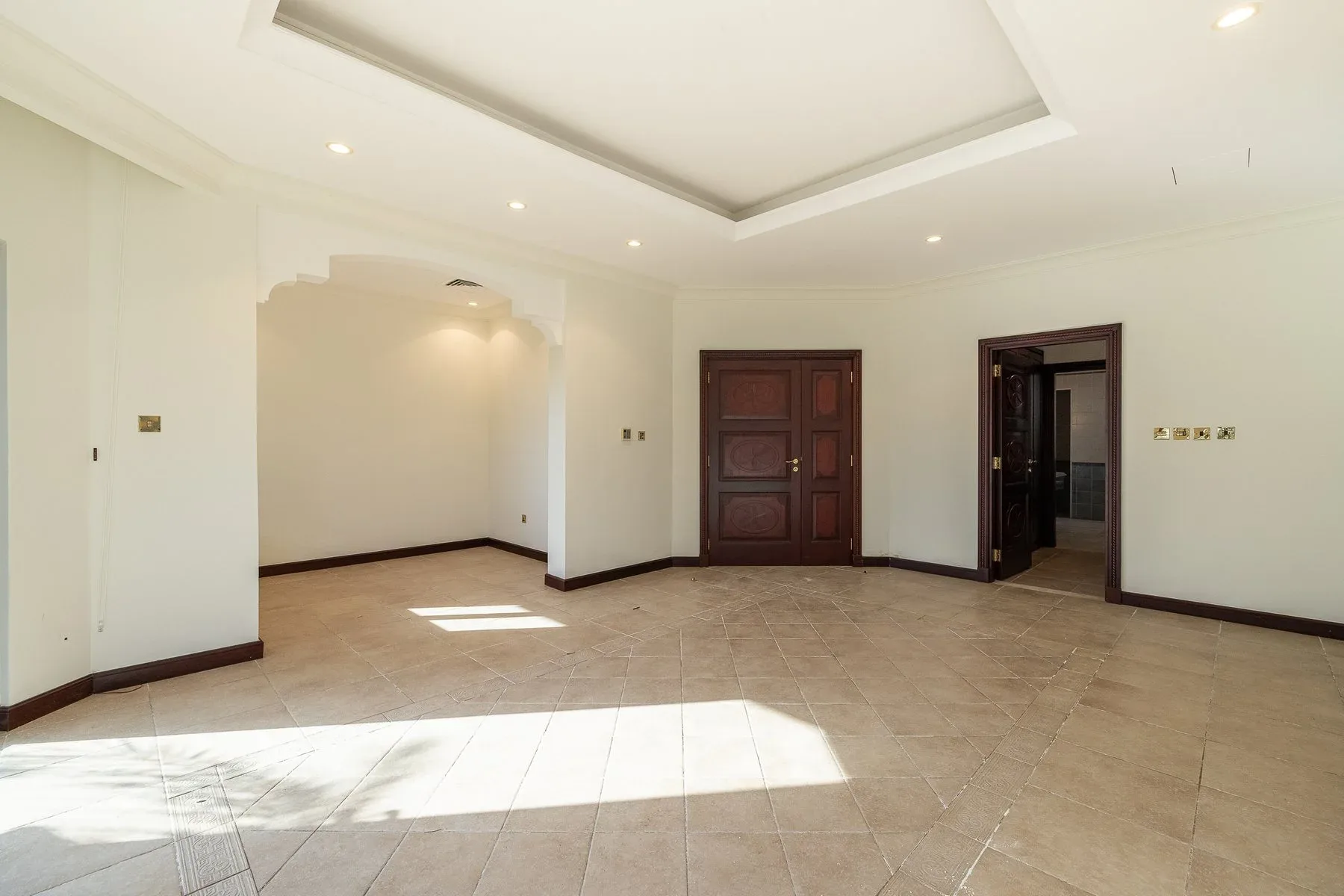 Waterfront Palm Jumeirah Villa Overlooking Skyline — photograph 4