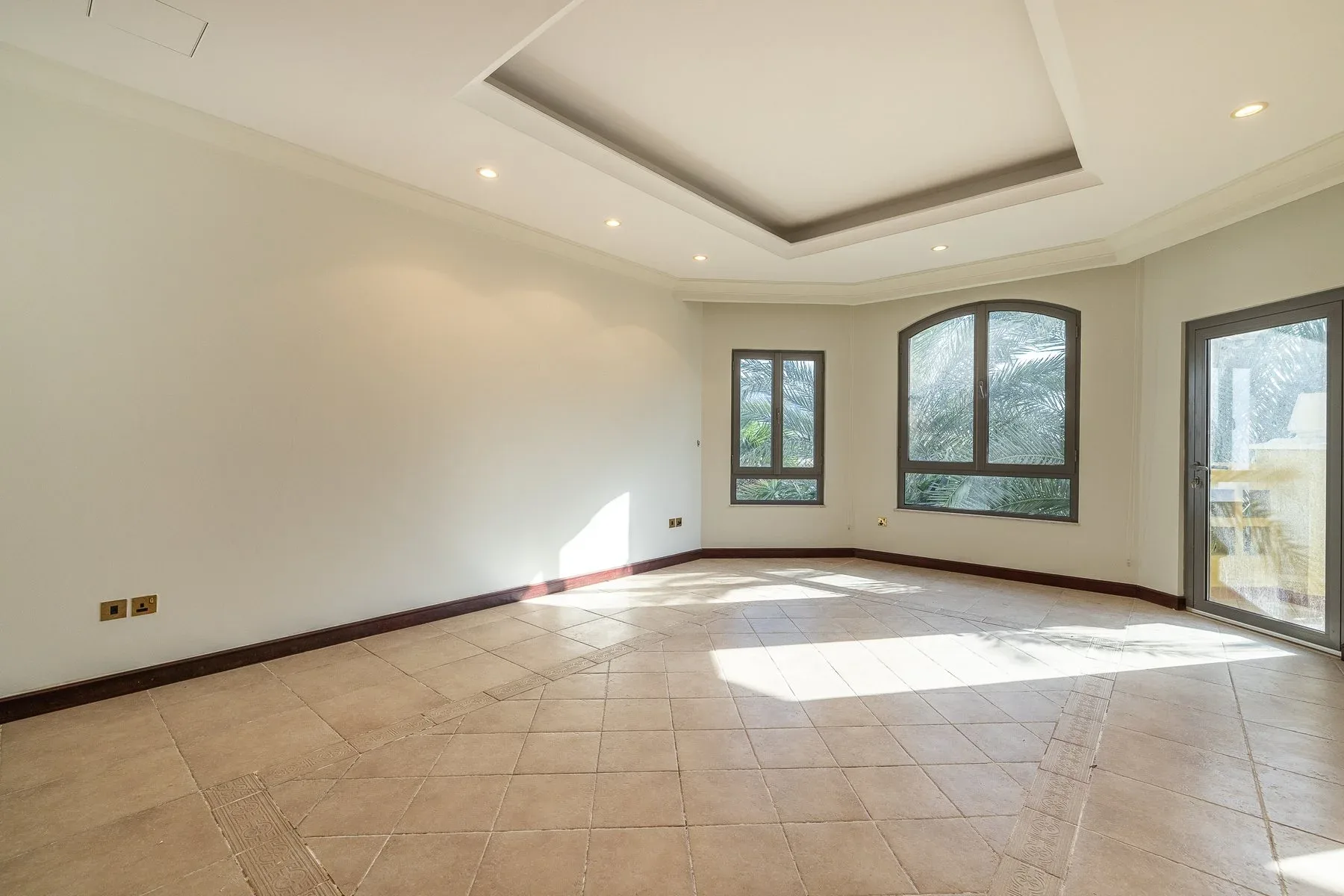 Waterfront Palm Jumeirah Villa Overlooking Skyline — photograph 5