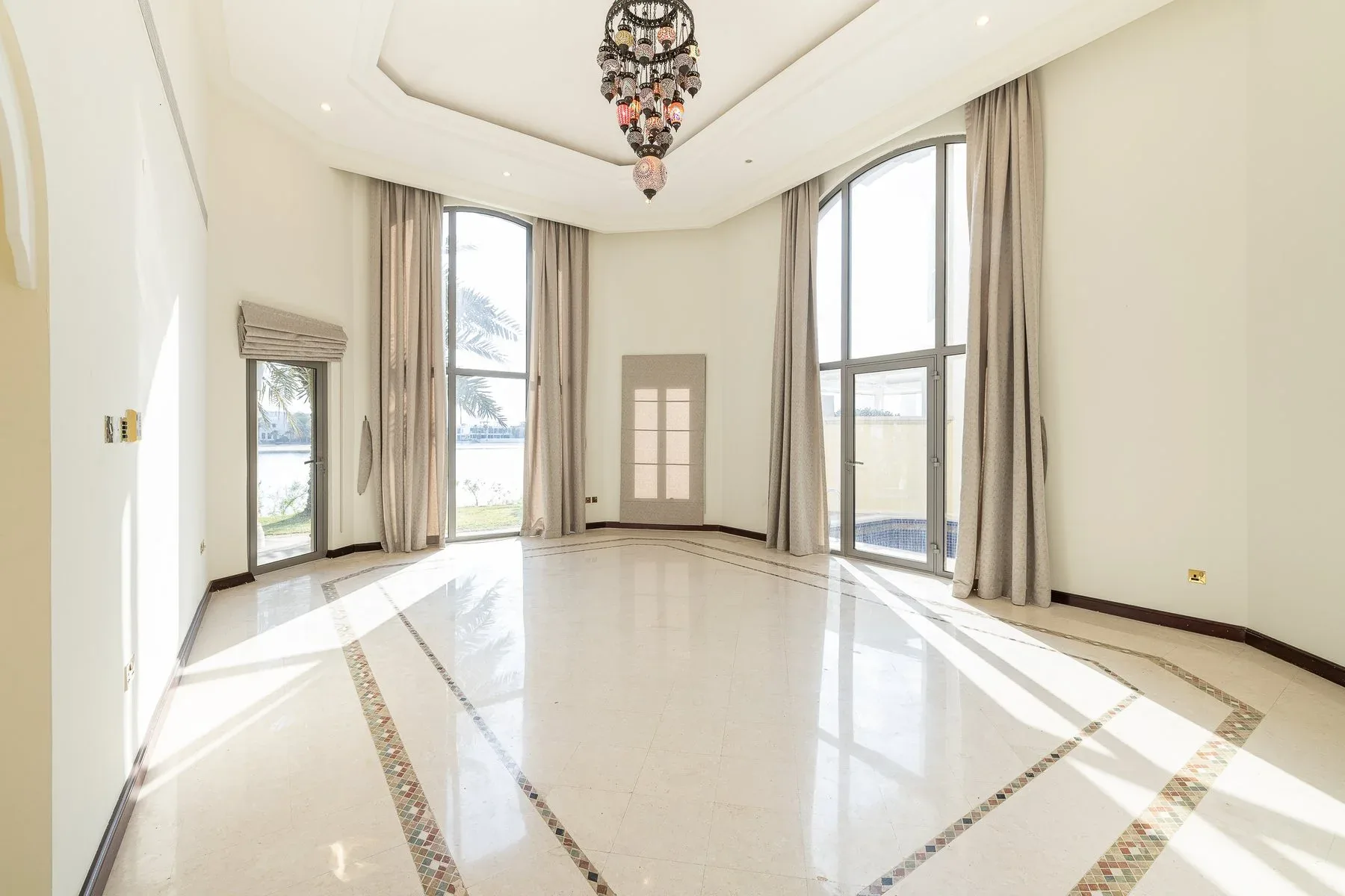 Waterfront Palm Jumeirah Villa Overlooking Skyline — photograph 7