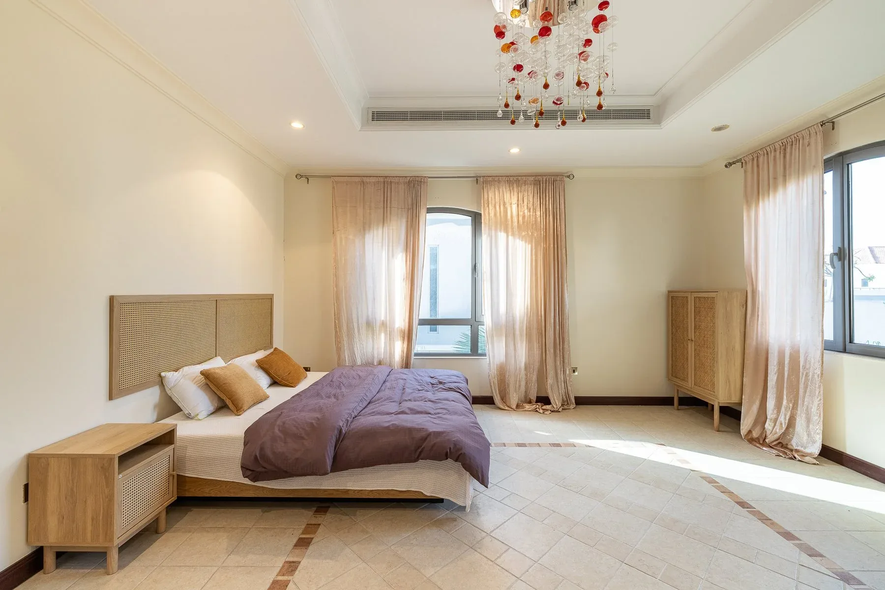 Waterfront Palm Jumeirah Villa Overlooking Skyline — photograph 8