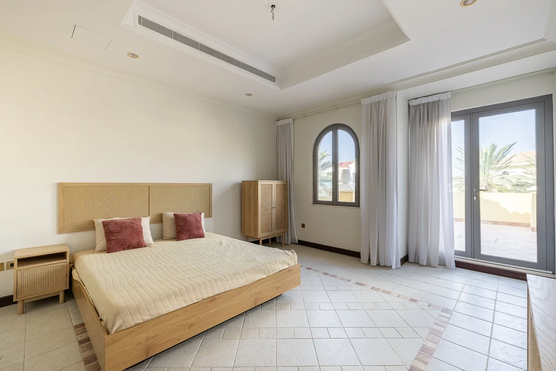 Waterfront Palm Jumeirah Villa Overlooking Skyline — photograph 10