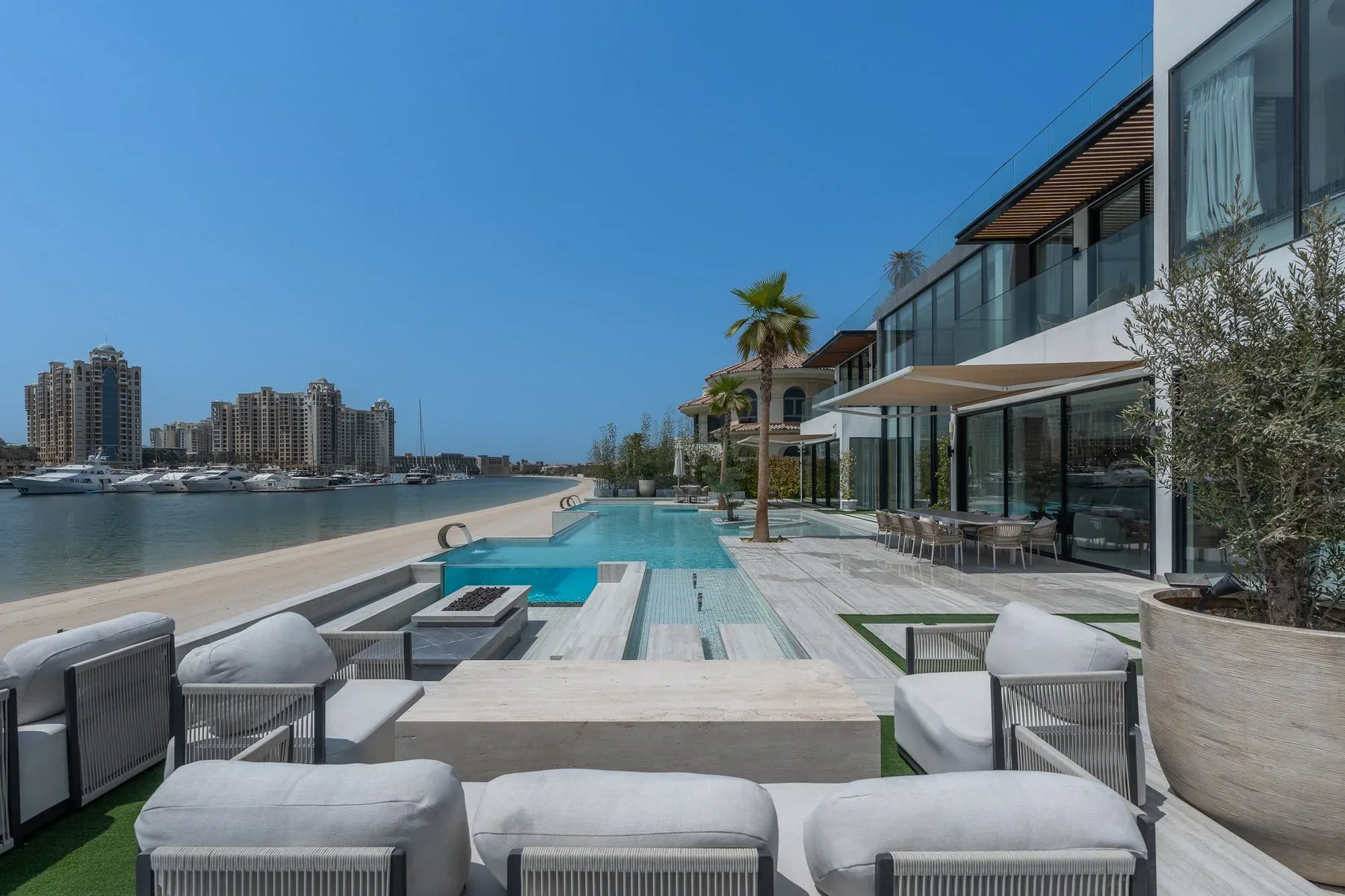 Expertly Upgraded Signature Villa on Palm Jumeirah — photograph 1