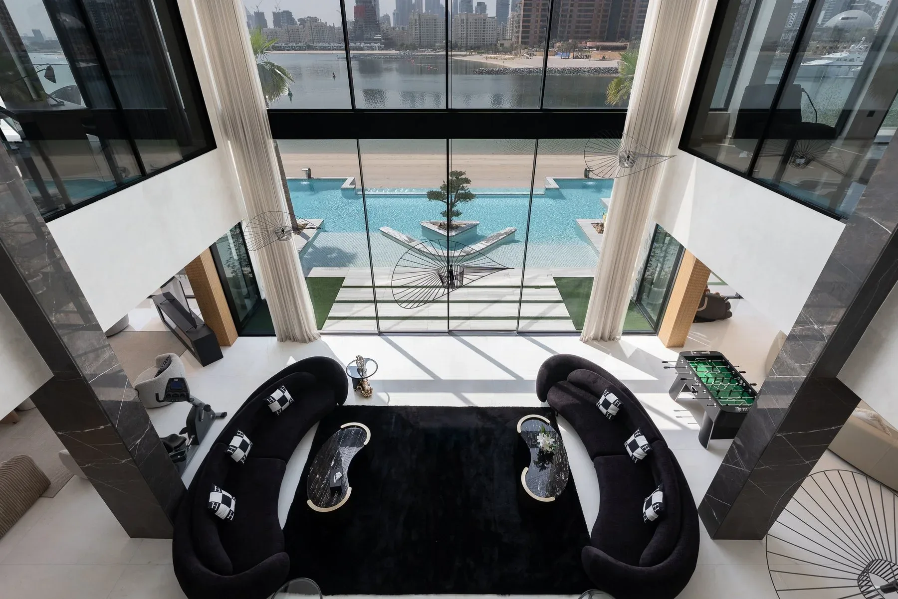 Expertly Upgraded Signature Villa on Palm Jumeirah — photograph 2