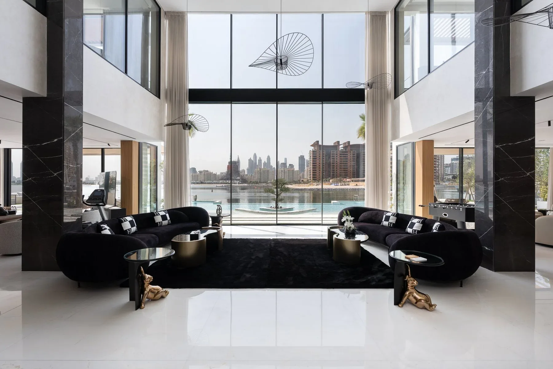 Expertly Upgraded Signature Villa on Palm Jumeirah — photograph 3