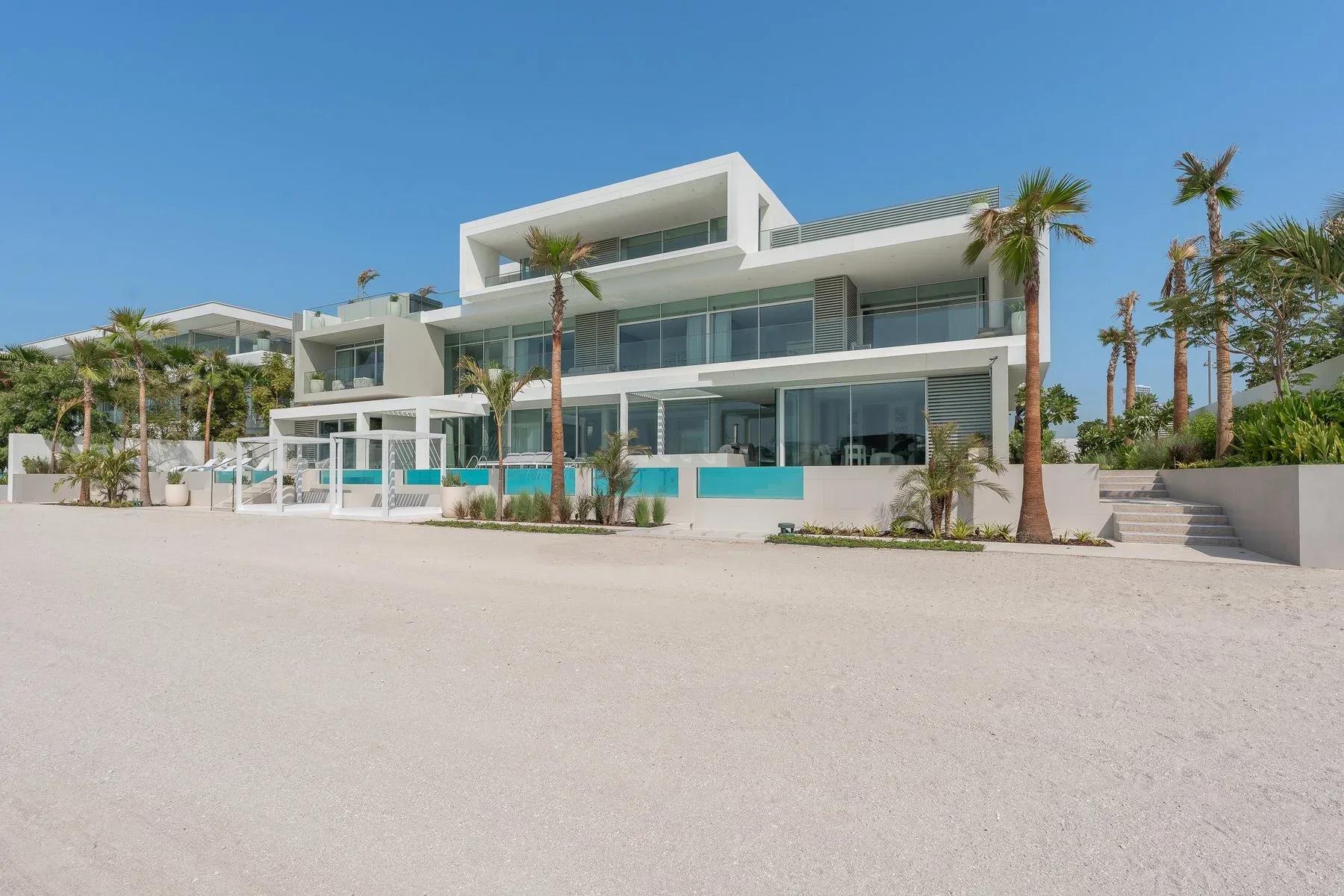 Contemporary Mansion in Exclusive Location — photograph 1