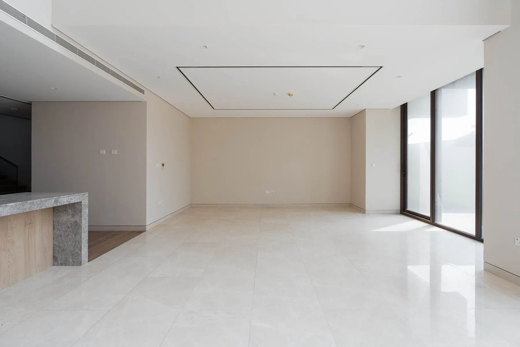 Stylish Contemporary Home in Villa Amalfi — photograph 2