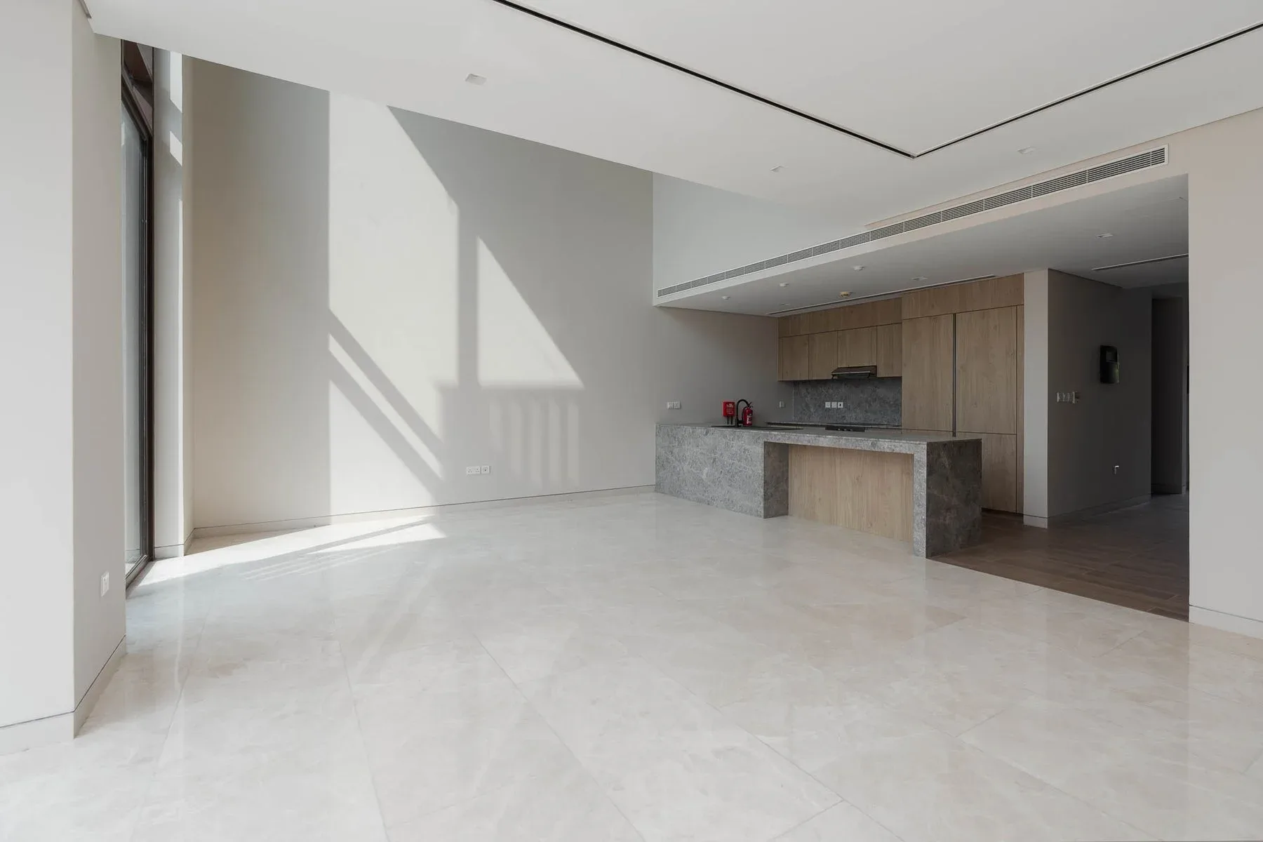 Stylish Contemporary Home in Villa Amalfi — photograph 1