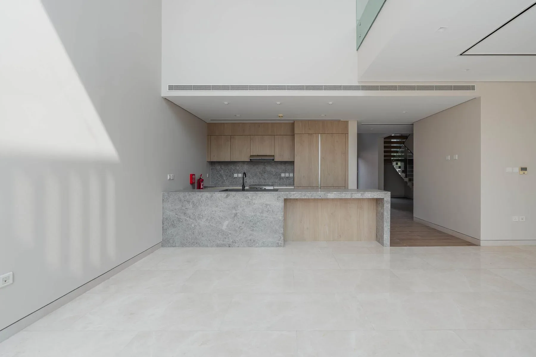 Stylish Contemporary Home in Villa Amalfi — photograph 3