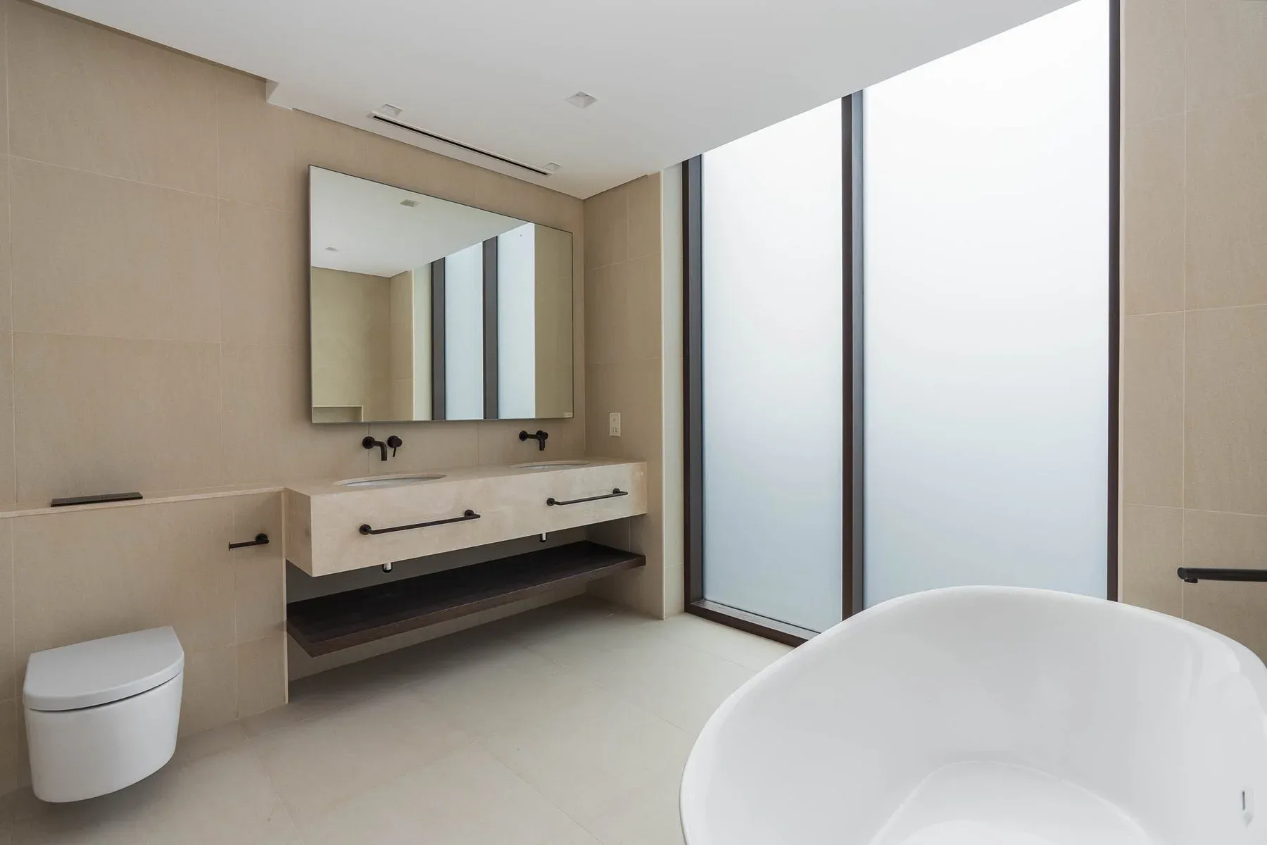 Stylish Contemporary Home in Villa Amalfi — photograph 10