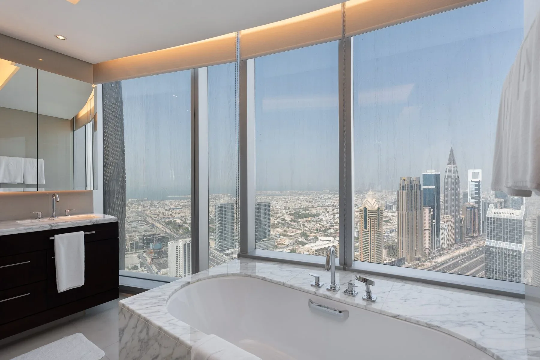 Upgraded Penthouse at Sky Views — photograph 7